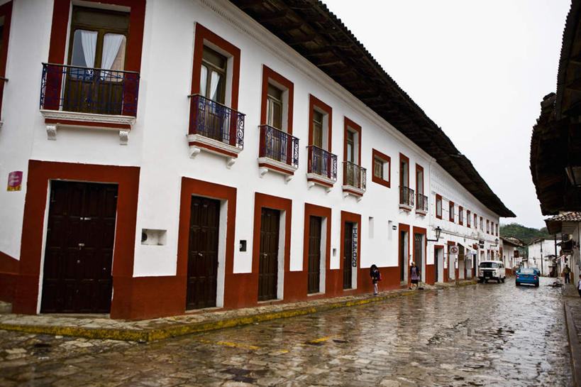 无人,家,栏杆,露台,横图,室外,白天,仰视,度假,美景,窗户,阳台,城市风光,城市,道路,路,汽车,墨西哥,一排,整齐,并列,并排,房屋,墙,屋子,景观,公寓,围栏,小路,交通,娱乐,洋房,护栏,楼房,玻璃窗,墙壁,墙面,住宅,车,排列,天空,交通工具,轿车,天,享受,休闲,景色,放松,北美,北美洲,队列,载具,美洲,平行,普埃布拉州,普埃布拉,北亚美利加洲,亚美利加洲,墨西哥合众国,仙人掌王国,彩图,低角度拍摄,房子,露天阳台