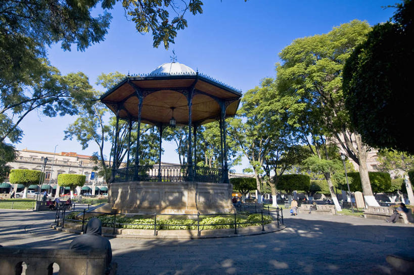 无人,家,栏杆,横图,室外,白天,仰视,度假,草地,草坪,美景,植物,城市风光,城市,路灯,照明,墨西哥,阴影,光线,影子,房屋,屋子,景观,公寓,围栏,灯光,娱乐,洋房,护栏,楼房,住宅,灯,草,树,树木,蓝色,绿色,蓝天,天空,阳光,自然,天,享受,休闲,景色,放松,生长,晴朗,成长,照亮,北美,北美洲,照明设备,美洲,万里无云,首府,莫雷利亚,米却肯,北亚美利加洲,亚美利加洲,墨西哥合众国,仙人掌王国,巴亚多利德,米却肯州,莫雷利亚市,晴空,晴空万里,彩图,低角度拍摄,房子