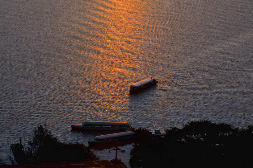 无人,横图,俯视,室外,白天,旅游,度假,湖,湖泊,美景,日落,水,植物,城市,轮船,船,墨西哥,阴影,波纹,光线,影子,湖面,景观,水流,水面,晚霞,霞光,落日,涟漪,娱乐,树,树木,绿色,倒影,水纹,阳光,自然,黄昏,交通工具,波浪,湖水,享受,休闲,景色,彩霞,放松,生长,成长,倒映,北美,北美洲,自然风光,载具,美洲,首府,莫雷利亚,米却肯,水晕,北亚美利加洲,亚美利加洲,墨西哥合众国,仙人掌王国,巴亚多利德,米却肯州,莫雷利亚市,夕照,反照,夕阳,彩图,高角度拍摄,斜阳