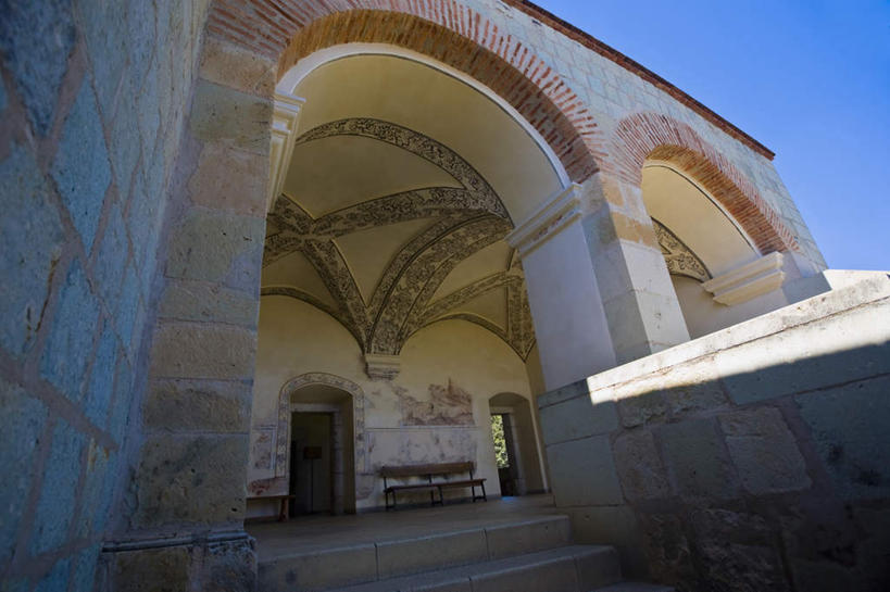 无人,博物馆,横图,室外,白天,仰视,旅游,度假,楼梯,门,标志建筑,地标,建筑,墨西哥,阴影,研究,光线,影子,阶梯,墙,拱门,走道,走廊,过道,教育,娱乐,建设,墙壁,墙面,台阶,蓝色,蓝天,天空,阳光,门框,天,享受,休闲,旅游胜地,放松,晴朗,展览,北美,北美洲,欣赏,美洲,陈列,万里无云,瓦哈卡州,瓦哈卡,北亚美利加洲,亚美利加洲,墨西哥合众国,仙人掌王国,瓦哈卡德华雷斯,典藏,晴空,晴空万里,彩图,低角度拍摄