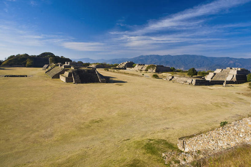 无人,横图,俯视,室外,白天,旅游,度假,石头,名胜古迹,山,山脉,地标,墨西哥,阴影,遗迹,光线,三角形,石子,影子,山顶,山峰,云,云朵,山峦,云彩,古迹,历史,文物,娱乐,古建筑,蓝色,白云,蓝天,天空,阳光,群山,天,享受,休闲,旅游胜地,金字塔,放松,晴朗,北美,陵墓,北美洲,玛雅金字塔,美洲,古文明,沉积岩,瓦哈卡州,瓦哈卡,阿尔班山,方锥形,北亚美利加洲,亚美利加洲,墨西哥合众国,仙人掌王国,阿尔班,阿尔班山金字塔,阿尔万山金字塔,颠峰,极峰,水成岩,石块,岩石,晴空,彩图,高角度拍摄,标志性建筑