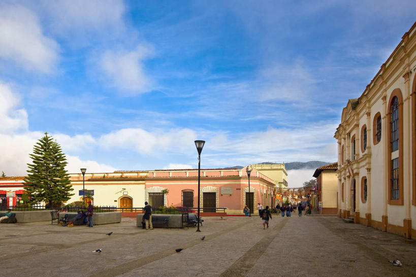 无人,家,横图,室外,白天,仰视,度假,美景,植物,城市风光,城市,路灯,照明,墨西哥,阴影,光线,影子,房屋,屋子,景观,云,云朵,公寓,灯光,云彩,娱乐,洋房,楼房,住宅,灯,树,树木,蓝色,绿色,白云,蓝天,天空,阳光,自然,天,享受,休闲,景色,放松,生长,晴朗,成长,照亮,北美,北美洲,照明设备,美洲,恰帕斯,恰帕斯州,北亚美利加洲,亚美利加洲,墨西哥合众国,仙人掌王国,圣克里斯托瓦尔.德拉斯卡萨斯,晴空,彩图,低角度拍摄,房子