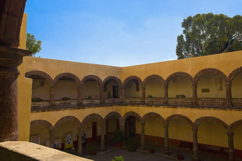 无人,教堂,栏杆,横图,室内,白天,正面,旅游,度假,植物,标志建筑,地标,建筑,墨西哥,一排,阴影,节日,整齐,光线,影子,墙,拱门,围栏,走道,走廊,过道,文化,娱乐,建设,护栏,墙壁,墙面,树,树木,排列,蓝色,绿色,蓝天,天空,阳光,自然,天,祈祷,享受,休闲,健康,旅游胜地,放松,许愿,宗教,信仰,生长,晴朗,成长,纪念,祈求,北美,北美洲,基督教,队列,天主教,美洲,信念,万里无云,霍奇米尔科,北亚美利加洲,亚美利加洲,墨西哥合众国,仙人掌王国,平安,晴空,晴空万里,彩图,大教堂,礼拜堂