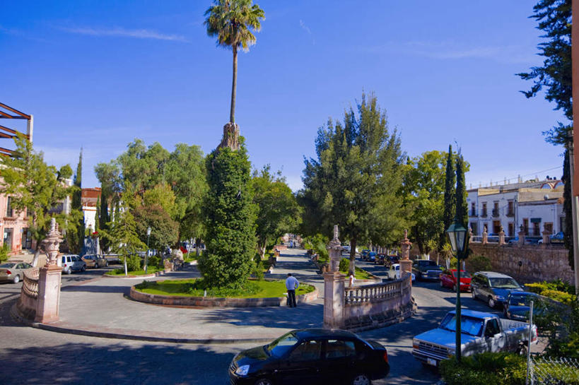 无人,家,横图,室外,白天,正面,度假,美景,植物,城市风光,城市,卡车,微型货车,墨西哥,阴影,光线,影子,房屋,屋子,景观,云,云朵,公寓,集装箱,云彩,娱乐,洋房,楼房,住宅,树,树木,蓝色,绿色,白云,蓝天,天空,阳光,自然,交通工具,天,享受,休闲,景色,放松,集装箱车,生长,晴朗,成长,货车,北美,北美洲,载具,美洲,货运车,萨卡特卡斯州,萨卡特卡斯,北亚美利加洲,亚美利加洲,墨西哥合众国,仙人掌王国,晴空,载重汽车,彩图,房子