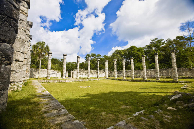 无人,横图,室外,白天,仰视,旅游,度假,草地,草坪,石头,名胜古迹,植物,地标,墨西哥,一排,阴影,遗迹,整齐,光线,三角形,石子,影子,柱子,云,云朵,云彩,古迹,历史,文物,娱乐,古建筑,废墟,草,树,树木,排列,蓝色,绿色,白云,蓝天,天空,阳光,自然,天,享受,休闲,旅游胜地,金字塔,放松,生长,晴朗,成长,北美,陵墓,北美洲,玛雅金字塔,队列,美洲,古文明,尤卡坦半岛,尤卡坦州,奇琴伊察,羽蛇神殿,方锥形,北亚美利加洲,亚美利加洲,墨西哥合众国,仙人掌王国,艾尔卡斯提洛金字塔,加敦半岛,坎佩切金字塔,库库尔坎金字塔,库库尔坎神庙,玛雅古城,玛雅古城遗址,玛雅神庙,玛雅遗址,奇琴伊查,奇琴伊察玛雅城,奇琴伊察玛雅金字塔,契晨伊特萨,犹加敦,羽蛇神金字塔,石块,晴空,彩图,低角度拍摄,标志性建筑