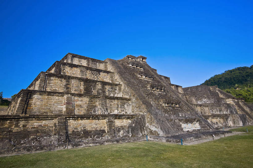 无人,横图,室外,白天,仰视,旅游,度假,草地,草坪,石头,名胜古迹,植物,地标,墨西哥,阴影,遗迹,光线,三角形,石子,影子,墙,古迹,历史,文物,娱乐,古建筑,废墟,墙壁,墙面,草,树,树木,蓝色,绿色,蓝天,天空,阳光,自然,天,享受,休闲,旅游胜地,金字塔,放松,生长,晴朗,成长,北美,陵墓,北美洲,玛雅金字塔,美洲,古文明,万里无云,韦拉克鲁斯,韦拉克鲁斯州,方锥形,北亚美利加洲,亚美利加洲,墨西哥合众国,仙人掌王国,埃尔塔金,埃尔塔金金字塔,埃尔塔津,埃尔塔津古城,埃尔塔津金字塔,埃尔塔欣金字塔,生态金字塔,维拉克鲁斯,维拉克鲁斯州,石块,晴空,晴空万里,彩图,低角度拍摄,标志性建筑