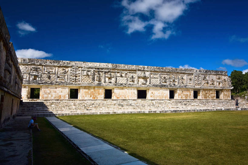 西方人,一个人,家,站,横图,室外,白天,正面,旅游,度假,草地,草坪,石头,名胜古迹,植物,标志建筑,地标,建筑,墨西哥,欧洲,欧洲人,仅一个男性,仅一个人,阴影,服装,遗迹,光线,石子,影子,房屋,墙,屋子,云,云朵,云彩,注视,休闲装,古迹,文物,娱乐,建设,古建筑,楼房,废墟,墙壁,墙面,住宅,草,树,树木,仅一个年轻男性,衣服,蓝色,绿色,白云,蓝天,天空,阳光,自然,天,观察,看,站着,享受,休闲,休闲服,旅游胜地,放松,服饰,生长,晴朗,成长,观看,察看,北美,北美洲,关注,美洲,古文明,尤卡坦半岛,乌斯马尔,北亚美利加洲,亚美利加洲,墨西哥合众国,仙人掌王国,犹加敦半岛,男人,男性,年轻男性,白种人,石块,晴空,站立,彩图,全身,房子