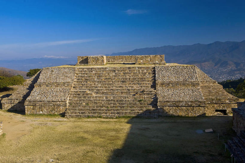 无人,横图,室外,白天,正面,旅游,度假,草地,草坪,石头,美景,名胜古迹,山,山脉,植物,地标,墨西哥,阴影,遗迹,光线,三角形,石子,影子,墙,景观,山峰,云,云朵,山峦,云彩,古迹,历史,文物,娱乐,古建筑,废墟,墙壁,墙面,草,蓝色,绿色,白云,蓝天,天空,阳光,自然,群山,天,享受,休闲,旅游胜地,景色,金字塔,放松,晴朗,北美,陵墓,北美洲,玛雅金字塔,自然风光,美洲,古文明,沉积岩,瓦哈卡州,瓦哈卡,阿尔班山,方锥形,北亚美利加洲,亚美利加洲,墨西哥合众国,仙人掌王国,阿尔班,阿尔班山金字塔,阿尔万山金字塔,水成岩,石块,岩石,晴空,彩图,标志性建筑