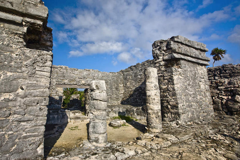 无人,横图,室外,白天,仰视,旅游,度假,石头,名胜古迹,植物,标志建筑,地标,建筑,西班牙,欧洲,阴影,遗迹,光线,石子,影子,堡垒,城堡,墙,云,云朵,云彩,古迹,文物,娱乐,建设,古建筑,废墟,墙壁,墙面,树,树木,蓝色,绿色,白云,蓝天,天空,阳光,自然,天,享受,休闲,旅游胜地,放松,生长,晴朗,成长,要塞,南欧,古文明,西班牙王国,卡斯蒂利亚,卡斯蒂利亚拉曼查,卡斯蒂利亚拉曼恰,拉曼查,拉曼恰,设防,昆卡省,昆卡,石块,晴空,彩图,低角度拍摄