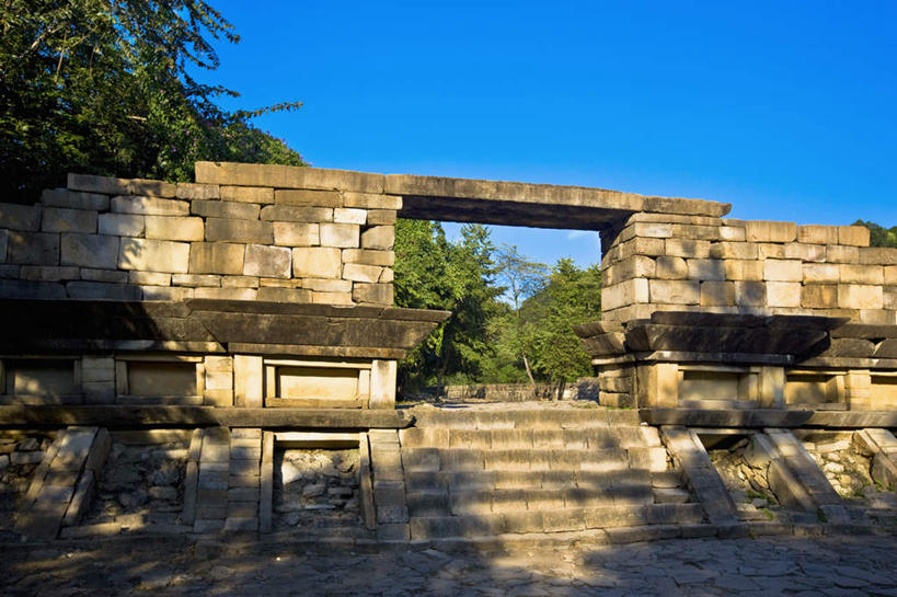 无人,横图,室外,白天,正面,旅游,度假,石头,名胜古迹,树林,植物,楼梯,地标,墨西哥,阴影,遗迹,光线,三角形,石子,影子,阶梯,墙,古迹,历史,文物,娱乐,古建筑,废墟,墙壁,墙面,台阶,树,树木,蓝色,绿色,蓝天,天空,阳光,自然,天,享受,休闲,旅游胜地,金字塔,放松,生长,晴朗,成长,北美,陵墓,北美洲,玛雅金字塔,美洲,古文明,万里无云,韦拉克鲁斯,韦拉克鲁斯州,方锥形,北亚美利加洲,亚美利加洲,墨西哥合众国,仙人掌王国,埃尔塔金,埃尔塔金金字塔,埃尔塔津,埃尔塔津古城,埃尔塔津金字塔,埃尔塔欣金字塔,生态金字塔,维拉克鲁斯,维拉克鲁斯州,石块,晴空,晴空万里,彩图,标志性建筑