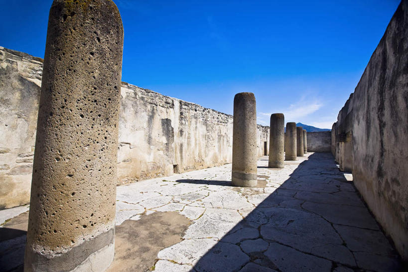 无人,横图,室外,白天,仰视,旅游,度假,石头,名胜古迹,标志建筑,地标,建筑,墨西哥,一排,阴影,遗迹,整齐,光线,石子,影子,柱子,墙,云,云朵,云彩,古迹,文物,娱乐,建设,古建筑,废墟,墙壁,墙面,排列,蓝色,白云,蓝天,天空,阳光,天,享受,休闲,旅游胜地,放松,晴朗,北美,北美洲,队列,美洲,古文明,瓦哈卡州,瓦哈卡,米特拉,北亚美利加洲,亚美利加洲,墨西哥合众国,仙人掌王国,瓦哈卡德华雷斯,石块,晴空,彩图,低角度拍摄