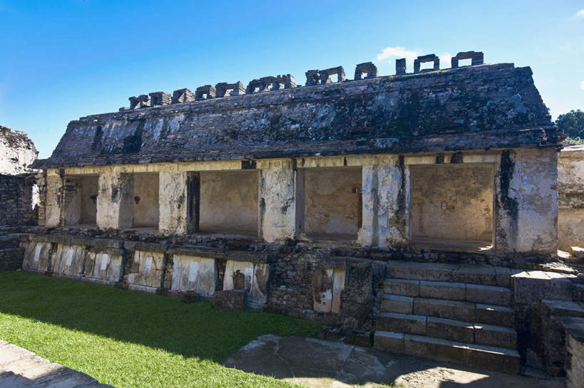 无人,横图,室外,白天,仰视,旅游,度假,草地,草坪,石头,名胜古迹,植物,地标,墨西哥,阴影,遗迹,光线,三角形,石子,影子,墙,古迹,历史,文物,娱乐,古建筑,废墟,墙壁,墙面,草,蓝色,绿色,蓝天,天空,阳光,天,享受,休闲,旅游胜地,金字塔,放松,晴朗,北美,陵墓,北美洲,玛雅金字塔,美洲,古文明,万里无云,帕伦克,恰帕斯,恰帕斯州,方锥形,北亚美利加洲,亚美利加洲,墨西哥合众国,仙人掌王国,玛雅神庙,帕伦克金字塔,石块,晴空,晴空万里,彩图,低角度拍摄,标志性建筑