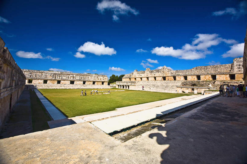 西方人,家,站,横图,室外,白天,正面,旅游,度假,草地,草坪,石头,名胜古迹,植物,标志建筑,地标,建筑,墨西哥,欧洲,欧洲人,行人,游客,游人,阴影,服装,遗迹,光线,石子,影子,房屋,墙,屋子,云,云朵,许多人,云彩,注视,休闲装,古迹,文物,娱乐,建设,古建筑,楼房,路人,旅客,废墟,墙壁,墙面,住宅,草,衣服,蓝色,绿色,白云,蓝天,天空,阳光,天,观察,看,站着,一群人,享受,休闲,休闲服,旅游胜地,放松,服饰,晴朗,观看,察看,北美,北美洲,关注,美洲,古文明,尤卡坦半岛,乌斯马尔,北亚美利加洲,亚美利加洲,墨西哥合众国,仙人掌王国,犹加敦半岛,过客,男人,男性,女人,女性,中年男性,中年女性,白种人,石块,晴空,站立,半身,彩图,房子