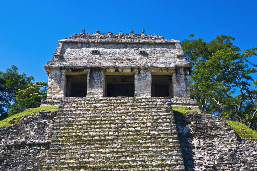 无人,横图,室外,白天,仰视,旅游,度假,石头,名胜古迹,森林,树林,植物,楼梯,地标,墨西哥,阴影,遗迹,光线,三角形,石子,影子,阶梯,墙,古迹,历史,文物,娱乐,古建筑,废墟,墙壁,墙面,台阶,树,树木,蓝色,绿色,蓝天,天空,阳光,自然,天,享受,休闲,旅游胜地,金字塔,放松,生长,晴朗,成长,北美,陵墓,北美洲,玛雅金字塔,美洲,古文明,万里无云,帕伦克,恰帕斯,恰帕斯州,方锥形,北亚美利加洲,亚美利加洲,墨西哥合众国,仙人掌王国,玛雅神庙,帕伦克金字塔,石块,晴空,晴空万里,彩图,低角度拍摄,标志性建筑