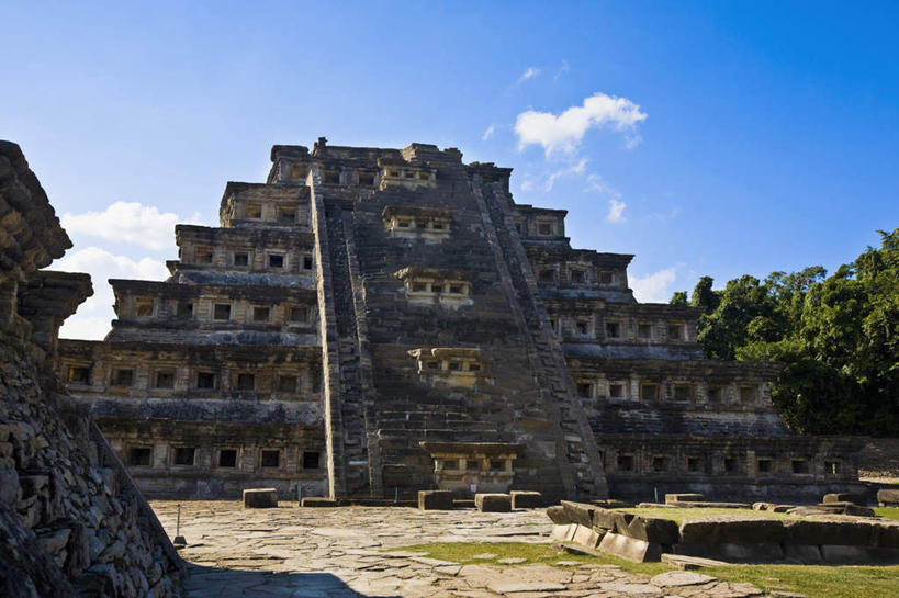 无人,横图,室外,白天,仰视,旅游,度假,草地,草坪,石头,名胜古迹,植物,地标,墨西哥,阴影,遗迹,光线,三角形,石子,影子,墙,云,云朵,云彩,古迹,历史,文物,娱乐,古建筑,废墟,墙壁,墙面,草,树,树木,蓝色,绿色,白云,蓝天,天空,阳光,自然,天,享受,休闲,旅游胜地,金字塔,放松,生长,晴朗,成长,北美,陵墓,北美洲,玛雅金字塔,美洲,古文明,韦拉克鲁斯,韦拉克鲁斯州,方锥形,北亚美利加洲,亚美利加洲,墨西哥合众国,仙人掌王国,埃尔塔金,埃尔塔金金字塔,埃尔塔津,埃尔塔津古城,埃尔塔津金字塔,埃尔塔欣金字塔,生态金字塔,维拉克鲁斯,维拉克鲁斯州,石块,晴空,彩图,低角度拍摄,标志性建筑