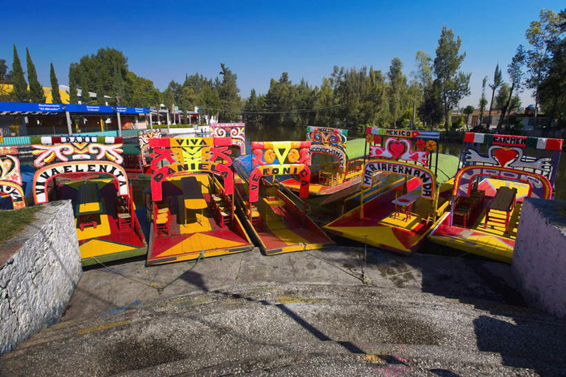 无人,横图,室外,白天,正面,度假,河流,美景,水,植物,城市风光,城市,船,墨西哥,一排,停靠,阴影,整齐,光线,影子,河水,景观,水流,木船,娱乐,树,树木,排列,蓝色,绿色,蓝天,天空,阳光,自然,交通工具,天,享受,休闲,景色,放松,生长,晴朗,成长,北美,舟,北美洲,队列,停泊,载具,美洲,万里无云,霍奇米尔科,北亚美利加洲,亚美利加洲,墨西哥合众国,仙人掌王国,晴空,晴空万里,彩图