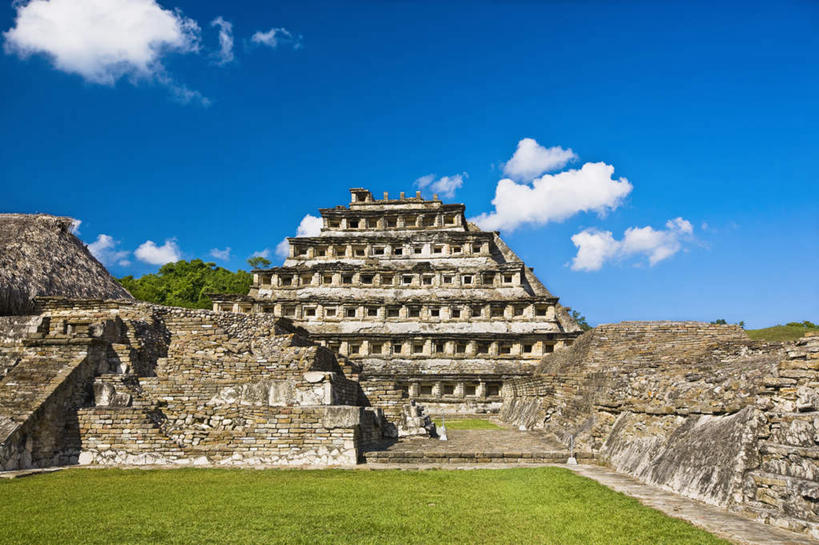 无人,横图,室外,白天,正面,旅游,度假,草地,草坪,石头,名胜古迹,植物,地标,墨西哥,阴影,遗迹,光线,三角形,石子,影子,墙,云,云朵,云彩,古迹,历史,文物,娱乐,古建筑,废墟,墙壁,墙面,草,树,树木,蓝色,绿色,白云,蓝天,天空,阳光,自然,天,享受,休闲,旅游胜地,金字塔,放松,生长,晴朗,成长,北美,陵墓,北美洲,玛雅金字塔,美洲,古文明,韦拉克鲁斯,韦拉克鲁斯州,方锥形,北亚美利加洲,亚美利加洲,墨西哥合众国,仙人掌王国,埃尔塔金,埃尔塔金金字塔,埃尔塔津,埃尔塔津古城,埃尔塔津金字塔,埃尔塔欣金字塔,生态金字塔,维拉克鲁斯,维拉克鲁斯州,石块,晴空,彩图,标志性建筑