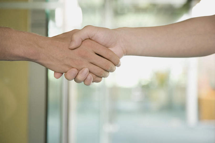 西方人,手,两个人,伙伴,朋友,握手,横图,室内,特写,白天,正面,友谊,欧洲,欧洲人,朦胧,模糊,手部,友情,男人,男性,年轻男性,年轻女性,女人,女性,白种人,搀手,拉手,手搀手,手拉手,手牵手,手握手,半身,彩图