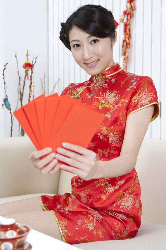 东方人,一个人,客厅,坐,笑,微笑,露齿笑,竖图,室内,白天,正面,民族服装,沙发,春节,亚洲,仅一个年轻女性,仅一个女性,仅一个人,握,旗袍,风俗,节日,庆祝,民俗,拿,拿着,注视,黄种人,文化,红色,观察,看,庆典,恭喜,握着,红包,观看,纪念,察看,起居室,关注,中国文化,祝贺,布艺沙发,祝愿,客堂,民风,习气,习惯,红封包,年轻女性,女人,女性,亚洲人,坐着,半身,彩图,传统服装,民俗服,传统文化