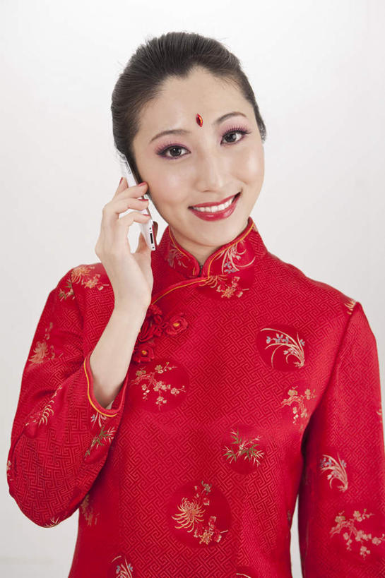 东方人,痣,一个人,站,笑,打电话,微笑,露齿笑,竖图,室内,白天,白色背景,正面,民族服装,电话,手机,亚洲,仅一个年轻女性,仅一个女性,仅一个人,握,旗袍,拿,拿着,注视,黄种人,文化,通讯设备,红色,观察,看,祈福,站着,握着,摄影,影棚,观看,察看,关注,中国文化,吉祥痣,朱砂痣,一部,避邪,消灾,迪勒格,交流,年轻女性,女人,女性,亚洲人,沟通,通话,站立,半身,彩图,影棚拍摄,传统服装,民俗服,拍摄,传统文化