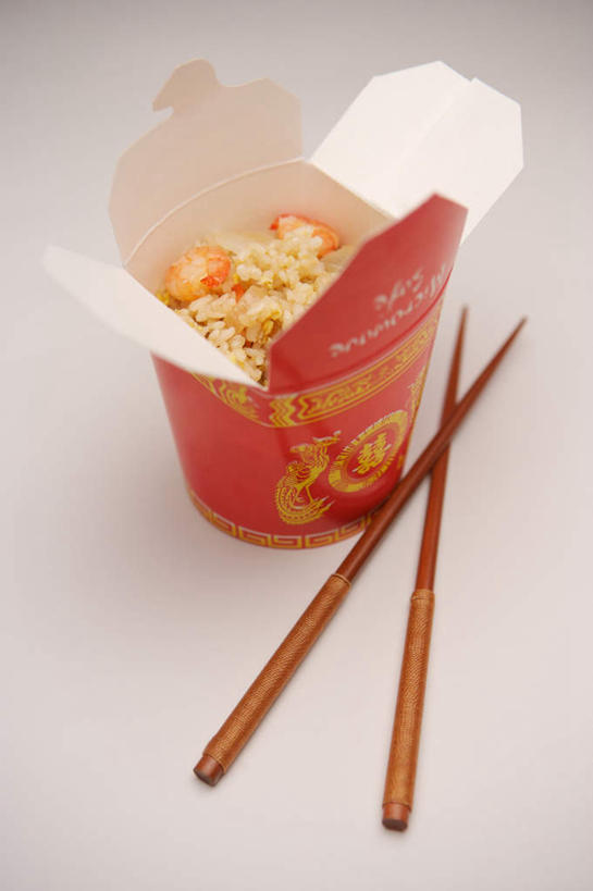 米饭,无人,竖图,俯视,室内,特写,白天,烹饪,中餐,筷子,桌面,桌子,餐具,一双,阴影,反射,木制,影子,纸盒,炒饭,蛋,鸡蛋,料理,食品,饭,文化,传统,蛋炒饭,菜肴,美食,盒子,食物,一个,包装盒,木制品,中式,摄影,佳肴,影棚,单个,礼节,五谷,礼仪,卵,进餐用具,彩图,高角度拍摄,影棚拍摄,拍摄