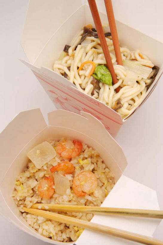 面食,面条,米饭,无人,竖图,俯视,室内,特写,白天,白色背景,烹饪,中餐,筷子,桌面,桌子,餐具,阴影,反射,木制,影子,纸盒,炒饭,蛋,鸡蛋,面,料理,食品,饭,文化,传统,蛋炒饭,菜肴,美食,盒子,食物,两个,包装盒,木制品,中式,摄影,佳肴,影棚,礼节,五谷,礼仪,卵,进餐用具,彩图,高角度拍摄,影棚拍摄,拍摄