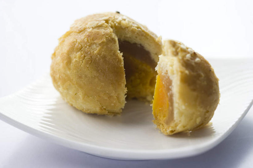 点心,无人,横图,俯视,室内,特写,白天,白色背景,桌面,桌子,餐具,阴影,反射,木制,碟子,盘,影子,蛋黄,料理,食品,美食,食物,糕点,一个,盘子,木制品,碟,中式,摄影,影棚,单个,横截面,剖面,截面,截面图形,彩图,高角度拍摄,影棚拍摄,拍摄,凤梨酥,旺来