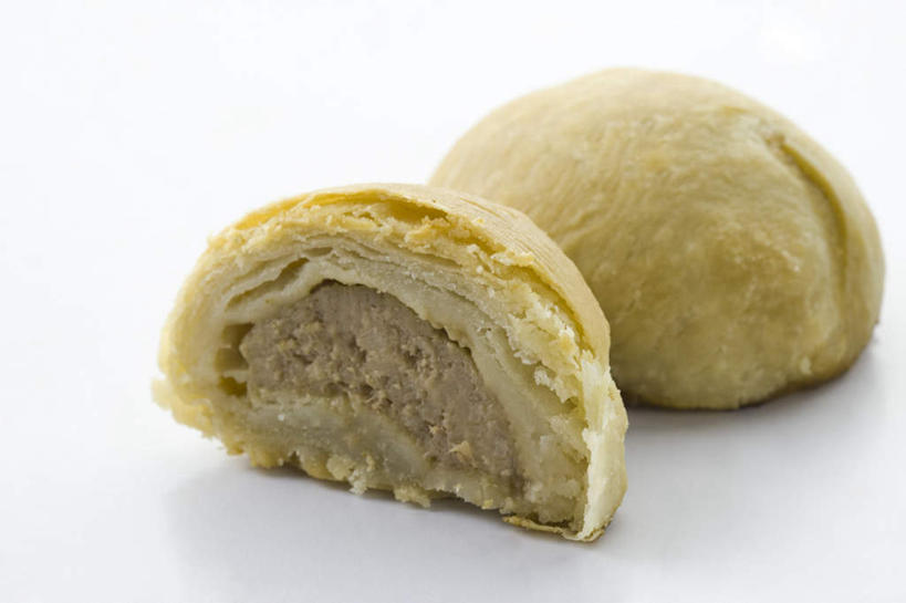 点心,月饼,无人,横图,俯视,室内,特写,白天,白色背景,桌面,桌子,阴影,反射,木制,影子,料理,食品,面点,美食,食物,糕点,两个,木制品,中式,摄影,影棚,横截面,剖面,宫饼,胡饼,团圆饼,小饼,月团,截面,截面图形,彩图,高角度拍摄,影棚拍摄,拍摄