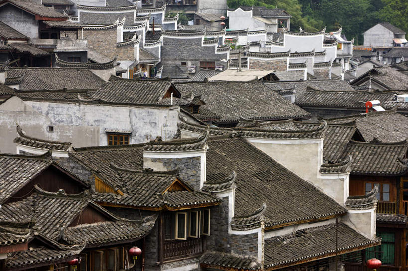 无人,家,横图,俯视,室外,白天,旅游,度假,植物,标志建筑,地标,建筑,照明,中国,亚洲,吊挂,悬挂,凤凰,灯笼,瓦片,纸灯笼,房屋,屋子,挂,瓦,娱乐,建设,楼房,住宅,树,树木,绿色,自然,灯具,享受,休闲,旅游胜地,放松,建造,生长,成长,照亮,照明设备,东亚,屋瓦,湖南,湖南省,凤凰古城,中华人民共和国,华中地区,湘,凤凰县,彩图,高角度拍摄,房子