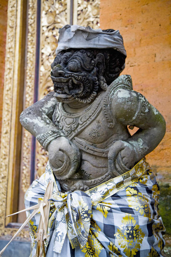 东方人,一个人,无人,站,竖图,室外,白天,正面,民族服装,旅游,度假,标志建筑,地标,建筑,雕塑,印度尼西亚,印尼,亚洲,仅一个男性,仅一个人,仅一个中年男性,服装,节日,艺术,装饰,雕刻,雕像,注视,黄种人,文化,娱乐,建设,衣服,工艺品,观察,看,祈祷,站着,享受,休闲,健康,旅游胜地,巴厘岛,放松,许愿,宗教,服饰,东南亚,信仰,观看,纪念,祈求,美术,察看,衣着,穿着,关注,主题,陈列,印度尼西亚共和国,功能,美学,衣饰,巴厘省,乌布,乌布区,平安,男人,男性,中年男性,亚洲人,站立,半身,彩图,传统服装,民俗服