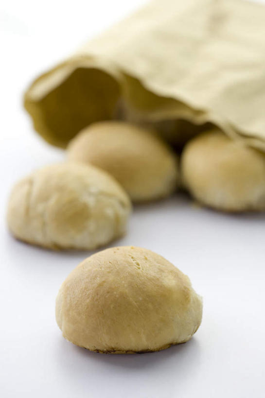 点心,月饼,无人,竖图,俯视,室内,特写,白天,白色背景,桌面,桌子,袋子,阴影,朦胧,模糊,反射,木制,影子,纸袋,料理,食品,面点,美食,食物,糕点,木制品,容器,四个,中式,摄影,影棚,储藏,储存,宫饼,胡饼,团圆饼,小饼,月团,彩图,高角度拍摄,影棚拍摄,拍摄,贮存