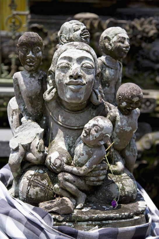 东方人,无人,竖图,室外,白天,正面,旅游,度假,标志建筑,地标,建筑,雕塑,印度尼西亚,印尼,亚洲,艺术,装饰,雕刻,雕像,许多人,注视,黄种人,娱乐,建设,工艺品,观察,看,一群人,享受,休闲,旅游胜地,巴厘岛,放松,东南亚,观看,纪念,美术,察看,关注,主题,陈列,印度尼西亚共和国,功能,美学,巴厘省,乌布,乌布区,男人,男性,女人,女性,中年男性,中年女性,亚洲人,半身,彩图