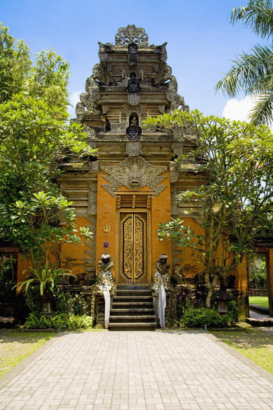 无人,家,宫殿,竖图,室外,白天,正面,旅游,度假,草地,草坪,石头,名胜古迹,植物,别墅,标志建筑,道路,地标,建筑,路,雕塑,印度尼西亚,印尼,亚洲,阴影,遗迹,艺术,装饰,光线,雕刻,雕像,石子,影子,房屋,墙,屋子,云,云朵,公寓,小路,交通,云彩,古迹,文物,娱乐,建设,古建筑,洋房,楼房,墙壁,墙面,住宅,草,树,树木,蓝色,绿色,白云,蓝天,天空,阳光,自然,工艺品,天,享受,休闲,旅游胜地,巴厘岛,放松,东南亚,生长,晴朗,成长,纪念,美术,主题,豪宅,陈列,古文明,印度尼西亚共和国,功能,美学,巴厘省,乌布,乌布区,石块,晴空,彩图,房子