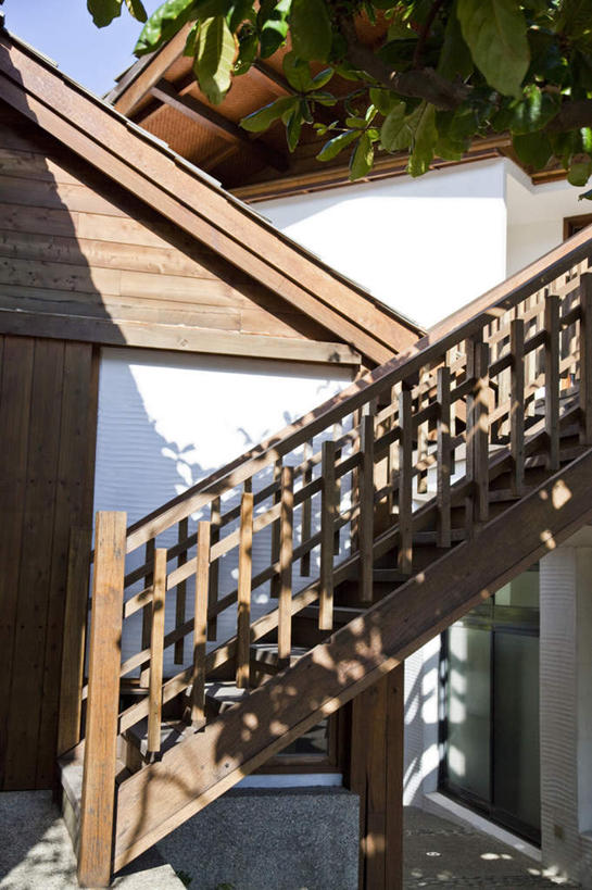 无人,家,栏杆,竖图,室外,白天,仰视,度假,美景,植物,楼梯,城市风光,城市,台湾,中国,亚洲,阴影,光线,扶手,影子,房屋,阶梯,墙,屋子,景观,娱乐,护栏,楼房,墙壁,墙面,台阶,住宅,树,树木,蓝色,绿色,蓝天,天空,阳光,自然,天,享受,休闲,景色,放松,生长,晴朗,成长,东亚,万里无云,屏东县,港澳台,中华人民共和国,台湾省,晴空,晴空万里,彩图,低角度拍摄,房子,屏,屏东,屏县,台