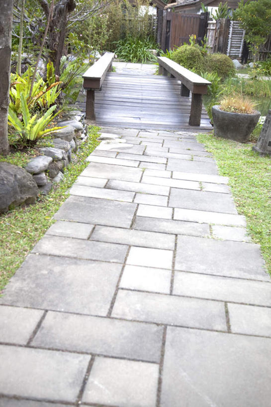 无人,栏杆,竖图,室外,白天,正面,旅游,度假,草地,草坪,石头,美景,植物,道路,路,台湾,中国,亚洲,石子,景观,围栏,小路,交通,娱乐,护栏,草,树,树木,绿色,自然,享受,休闲,景色,放松,乡间小路,生长,成长,自然风光,东亚,沉积岩,屏东县,港澳台,中华人民共和国,台湾省,水成岩,石块,岩石,彩图,屏,屏东,屏县,台