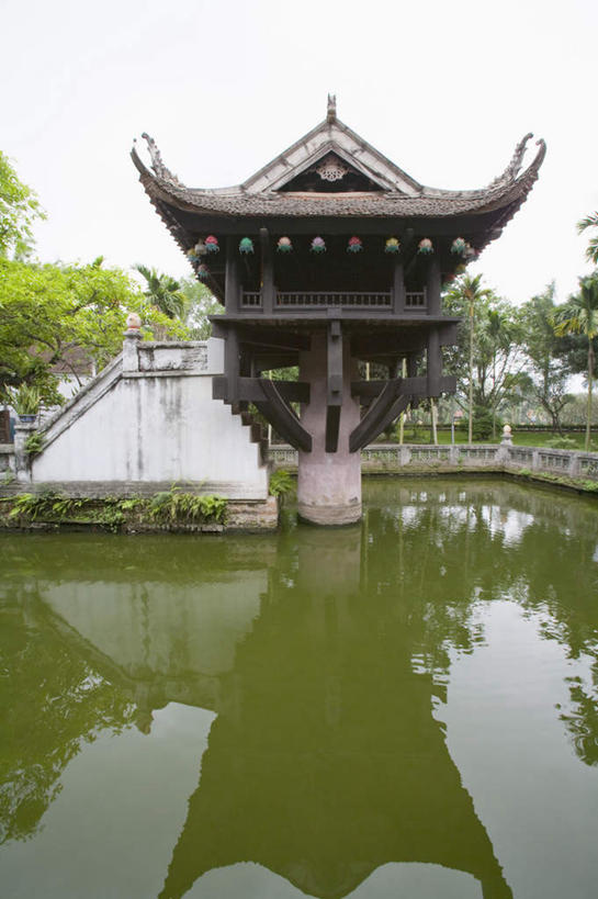 无人,寺庙,竖图,室外,白天,正面,旅游,度假,河流,石头,水,植物,标志建筑,地标,建筑,越南,亚洲,节日,石子,河水,水流,桥,首都,燃烧,文化,娱乐,建设,石桥,拱桥,栈桥,树,树木,绿色,倒影,自然,香火,庙宇,祈祷,享受,休闲,健康,旅游胜地,放松,许愿,宗教,东南亚,信仰,拱形,生长,成长,纪念,人行桥,石拱桥,祈求,倒映,河内,巴亭广场,越南社会主义共和国,百花春城,反照,平安,石块,彩图,庙,寺,独柱寺