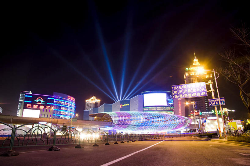 无人,高楼大厦,横图,彩色,室外,夜晚,仰视,度假,办公楼,美景,城市风光,城市,大厦,道路,建筑,路,摩天大楼,霓虹灯,写字楼,公路,上海,中国,亚洲,阴影,光线,影子,景观,灯光,分界线,七彩,停车线,交通,娱乐,光源,霓虹,灯,楼宇,享受,休闲,商务楼,景色,放松,车行道,车行道分界线,申,照明设备,标线,杨浦区,东亚,车行线,上海市,五角场,中华人民共和国,沪,华东地区,氖灯,马路,彩图,低角度拍摄,大楼,高层建筑,高楼,摩天楼