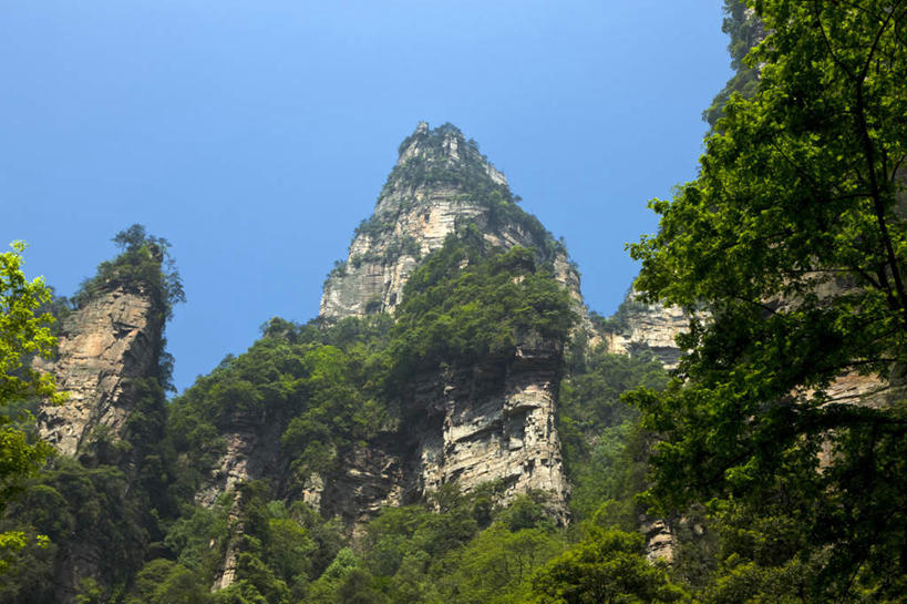 无人,公园,横图,室外,白天,仰视,旅游,度假,石头,美景,森林,山,山脉,树林,植物,张家界,中国,亚洲,阴影,光线,石子,影子,景观,山顶,山峰,悬崖,山峦,娱乐,树,树木,蓝色,绿色,蓝天,天空,阳光,自然,群山,天,享受,休闲,景色,放松,生长,晴朗,成长,自然风光,东亚,沉积岩,湖南,湖南省,森林公园,万里无云,张家界国家森林公园,中华人民共和国,绝壁,华中地区,湘,张家界市,颠峰,极峰,水成岩,石块,岩石,晴空,晴空万里,彩图,低角度拍摄,金鞭溪