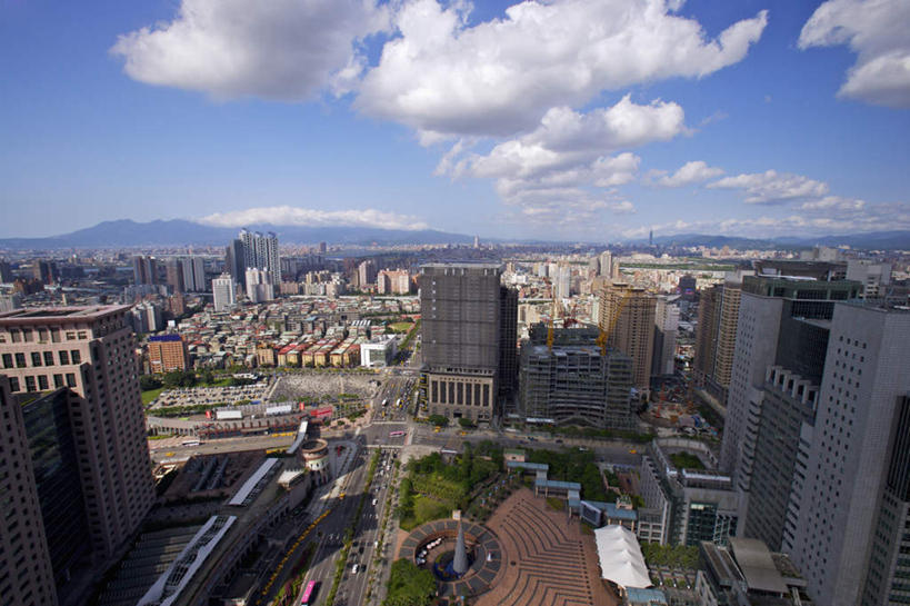 无人,高楼大厦,横图,俯视,航拍,室外,白天,度假,办公楼,草地,草坪,石头,美景,山,山脉,植物,城市风光,城市,大厦,道路,建筑,路,摩天大楼,写字楼,公路,台湾,中国,亚洲,阴影,光线,石子,影子,景观,山顶,山峰,云,云朵,交通,山峦,云彩,娱乐,草,树,树木,蓝色,绿色,白云,蓝天,天空,阳光,自然,楼宇,群山,天,享受,休闲,商务楼,景色,放松,生长,晴朗,成长,鸟瞰,东亚,沉积岩,台北县,港澳台,中华人民共和国,台湾省,颠峰,极峰,水成岩,新北,新北市,石块,岩石,晴空,马路,彩图,高角度拍摄,大楼,高层建筑,高楼,摩天楼,板桥区,台