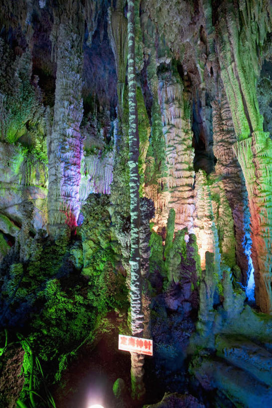 无人,竖图,彩色,室内,白天,正面,旅游,度假,石头,美景,山,山脉,霓虹灯,中国,亚洲,阴影,光线,影子,景观,山峰,灯光,七彩,山峦,娱乐,光源,霓虹,灯,自然,群山,享受,休闲,景色,放松,洞穴,广西,照明设备,自然风光,东亚,钟乳石,龙宫洞,石钟乳,广西壮族自治区,中华人民共和国,桂,华南地区,氖灯,崇左,崇左市,洞窟,窟窿,大新,大新县,石块,岩石,彩图,龙宫仙境,那岭乡