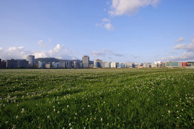 无人,农田,高楼大厦,横图,室外,白天,正面,度假,办公楼,庄稼,农作物,草地,草坪,石头,美景,山,山脉,植物,城市风光,城市,大厦,建筑,摩天大楼,写字楼,台湾,中国,亚洲,阴影,光线,石子,影子,景观,山顶,山峰,云,云朵,山峦,云彩,娱乐,草,蓝色,绿色,白云,蓝天,天空,阳光,楼宇,群山,天,享受,休闲,商务楼,景色,放松,晴朗,东亚,沉积岩,台北县,港澳台,中华人民共和国,台湾省,颠峰,极峰,水成岩,新北,新北市,石块,岩石,晴空,彩图,耕地,庄稼田,大楼,高层建筑,高楼,摩天楼,板桥区,台