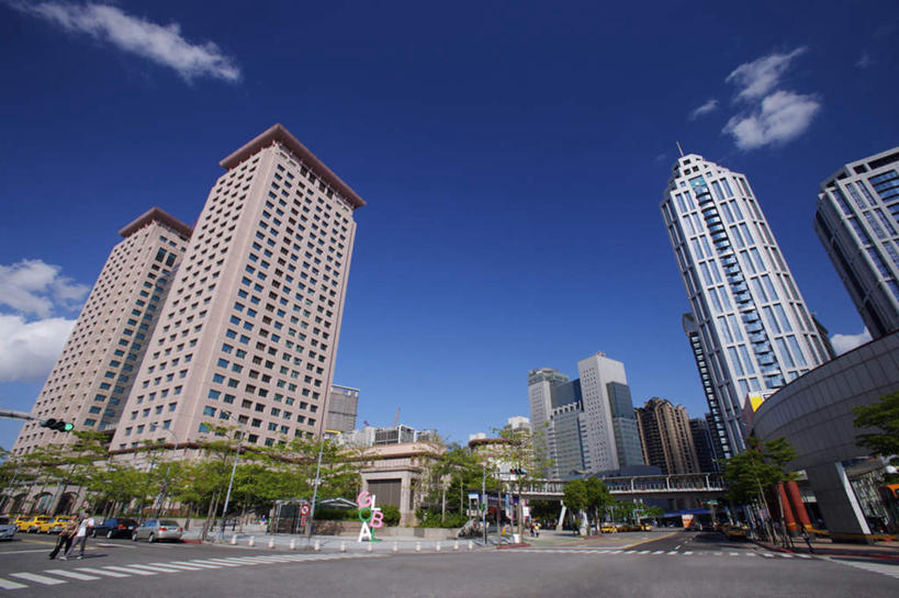 东方人,高楼大厦,走,横图,室外,白天,仰视,度假,办公楼,美景,植物,城市风光,城市,大厦,道路,建筑,路,摩天大楼,人行横道,写字楼,公路,台湾,中国,亚洲,行人,游客,游人,阴影,服装,光线,影子,景观,云,云朵,人行道,交通,许多人,云彩,注视,休闲装,黄种人,娱乐,路人,旅客,树,树木,衣服,蓝色,绿色,白云,蓝天,天空,阳光,自然,楼宇,天,观察,看,一群人,享受,休闲,休闲服,商务楼,景色,放松,服饰,生长,晴朗,成长,观看,察看,关注,人行横道线,东亚,台北县,港澳台,中华人民共和国,台湾省,过客,新北,新北市,男人,男性,女人,女性,中年男性,中年女性,亚洲人,晴空,斑马线,马路,步行,散步,走路,半身,彩图,低角度拍摄,大楼,高层建筑,高楼,摩天楼,板桥车站,板桥区,台