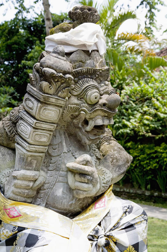 东方人,一个人,无人,寺庙,竖图,室外,白天,正面,旅游,度假,植物,标志建筑,地标,建筑,棕榈树,叶子,雕塑,印度尼西亚,印尼,亚洲,仅一个男性,仅一个人,仅一个中年男性,节日,艺术,装饰,雕刻,雕像,绿叶,燃烧,注视,黄种人,文化,娱乐,建设,树,树木,绿色,自然,香火,工艺品,庙宇,观察,看,祈祷,张嘴,享受,休闲,健康,嫩叶,旅游胜地,巴厘岛,放松,许愿,宗教,东南亚,信仰,生长,成长,观看,纪念,祈求,美术,察看,关注,主题,陈列,张大嘴巴,棕榈叶,印度尼西亚共和国,功能,美学,巴厘省,乌布,乌布区,平安,男人,男性,中年男性,亚洲人,叶,叶片,张开嘴,半身,彩图,庙,寺