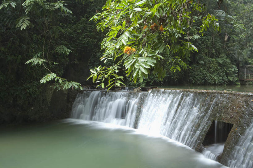 无人,横图,室外,白天,正面,旅游,度假,河流,石头,美景,瀑布,森林,树林,水,植物,中国,亚洲,飞溅,溅,石子,液体,河水,景观,水滴,水流,娱乐,水珠,树,树木,绿色,小溪,自然,溪水,享受,休闲,景色,放松,生长,成长,广西,喷洒,自然风光,东亚,沉积岩,广西壮族自治区,中华人民共和国,桂,华南地区,百色,百色市,水成岩,跌水,石块,岩石,彩图,湖润镇,靖西县,通灵大峡谷,新灵村