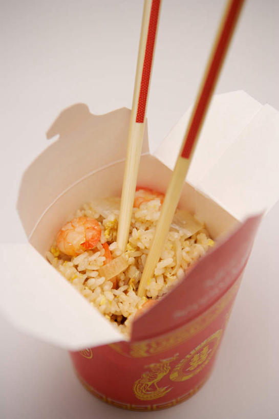 米饭,无人,竖图,俯视,室内,特写,白天,烹饪,中餐,筷子,桌面,桌子,餐具,一双,阴影,反射,木制,影子,纸盒,炒饭,蛋,鸡蛋,料理,食品,饭,文化,传统,蛋炒饭,菜肴,美食,盒子,食物,一个,包装盒,木制品,中式,摄影,佳肴,影棚,单个,礼节,五谷,礼仪,卵,进餐用具,彩图,高角度拍摄,影棚拍摄,拍摄