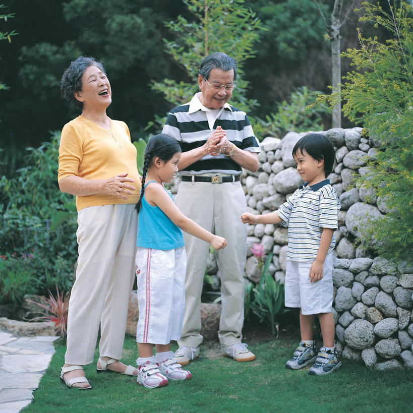 东方人,儿童,老年人,四个人,家庭,夫妻,祖母,祖父,站,笑,鼓掌,微笑,露齿笑,方图,室外,白天,正面,爱情,游戏,纯洁,草地,草坪,石头,植物,亚洲,服装,石子,浪漫,玩,注视,休闲装,黄种人,娱乐,草,树,树木,小孩,衣服,绿色,自然,观察,看,站着,休闲,温暖,温馨,一家人,休闲服,恩爱,可爱,童年,童趣,恋人,服饰,生长,奶奶,爷爷,成长,观看,活动,祖孙,猜拳,和睦,察看,发泄,关注,消遣,智力,童真,烂漫,无邪,外婆,外孙女,外祖母,外公,外祖父,外孙,外孙子,宣泄,天真,老年男性,老年女性,男孩,男人,男性,女孩,女人,女性,亚洲人,孩子,夫妇,情侣,孙女,孙子,石块,岩石,拍手,玩耍,嬉戏,站立,彩图,全身,石头剪刀布,石头剪子布,伴侣,融洽,男生,女生