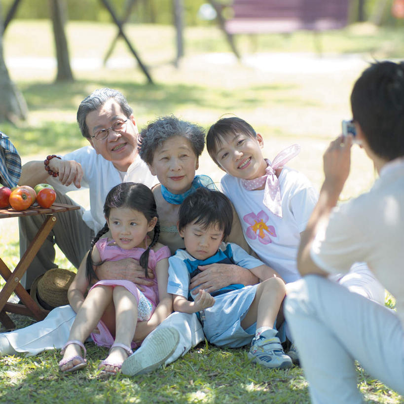东方人,儿童,老年人,背部,夫妻,母亲,父亲,女儿,祖母,祖父,三代同堂,坐,蹲,抱,笑,微笑,露齿笑,方图,室外,白天,正面,爱情,聚会,纯洁,草地,草坪,植物,野生动物,水獭,苹果,相机,亚洲,阴影,服装,时间,光线,篮子,时钟,手表,影子,坐垫,野餐,许多人,浪漫,计时,注视,休闲装,黄种人,祖孙三代,草,树,树木,小孩,拍照,衣服,绿色,阳光,自然,动物,数码相机,钟表,观察,看,一群人,休闲,温暖,温馨,父女,母女,休闲服,表,恩爱,父爱,可爱,母爱,童年,童趣,恋人,摄影,服饰,活泼,生长,奶奶,爷爷,成长,抱着,观看,祖孙,腕表,和睦,察看,搂着,关注,童真,烂漫,无邪,外婆,外孙女,外祖母,外公,外祖父,外孙,外孙子,野餐垫,野餐地毯,多功能毯,食物篮,野炊,獭,天真,老年男性,老年女性,男孩,男人,男性,年轻男性,年轻女性,女孩,女人,女性,亚洲人,孩子,年轻人,夫妇,情侣,全家福,孙女,孙子,照相机,钟,水毛子,水狗,蹲着,搂,搂抱,坐着,半身,彩图,照相,伴侣,融洽,野餐篮,男生,女生,爸爸,多代同堂,妈妈