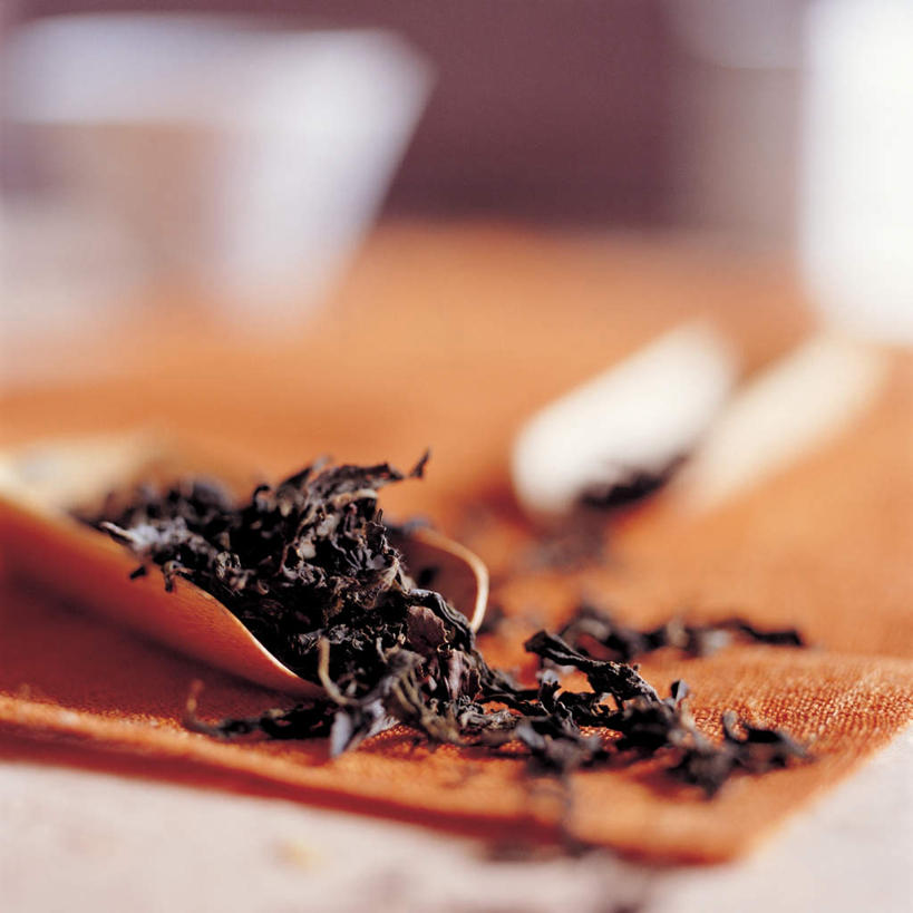 无人,方图,俯视,室内,特写,白天,幸福,茶,桌面,桌子,阴影,朦胧,模糊,反射,木制,布料,影子,勺子,茶道,茶叶,布纹,茶勺,文化,娱乐,桌布,餐巾,木制品,台布,享受,休闲,温馨,放松,乐趣,茶艺,环境,提神,舒适,醒脑,东亚文化,礼法,修行,彩图,高角度拍摄,茶文化