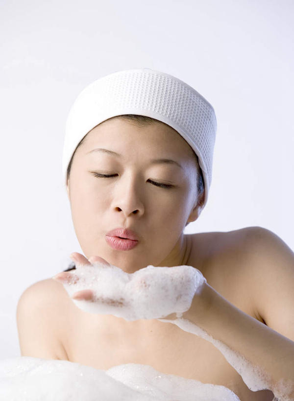 东方人,脸,头,嘴,脸颊,手,一个人,坐,闭眼,竖图,室内,特写,白天,正面,化妆,美容,卫生间,浴室,帽子,亚洲,仅一个年轻女性,仅一个女性,仅一个人,护肤,阴影,反射,影子,浴帽,墙,黄种人,裸露,肩膀,墙壁,墙面,白色,化妆品,肥皂,香皂,浴缸,日用品,洗浴用品,吹,嘟嘴,清洁,保养,享受,休闲,手部,撅嘴,放松,保健,赤裸,单手,护肤品,化妆用品,裸,护肤用品,舒缓,卫浴设备,养颜,去污,紧肤,嫩肤,水管装置,防水帽,沐浴帽,洗浴帽,洗澡帽,年轻女性,女人,女性,亚洲人,头部,脸部,脸蛋,面部,嘴巴,嘴唇,淋浴房,闭眼睛,闭着眼,闭着眼睛,洗涤,坐着,半身,彩图,冲凉房,沐浴间,沐浴室