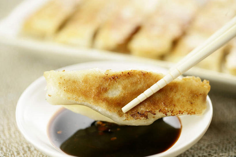 点心,无人,横图,俯视,室内,特写,白天,筷子,桌面,桌子,餐具,一双,阴影,朦胧,模糊,反射,木制,影子,陶瓷,调料,油炸,油炸食品,料理,食品,锅贴,煎饺,面点,陶瓷制品,调味品,调味料,文化,传统,酱油,美食,食物,方便筷,木制品,容器,碗,中式,摄影,影棚,储藏,礼节,储存,礼仪,豉油,卫生筷,一次性筷子,进餐用具,彩图,高角度拍摄,影棚拍摄,拍摄,贮存